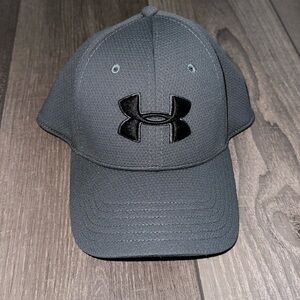 Unisex under armour grey/black UA Blitzing Cap.